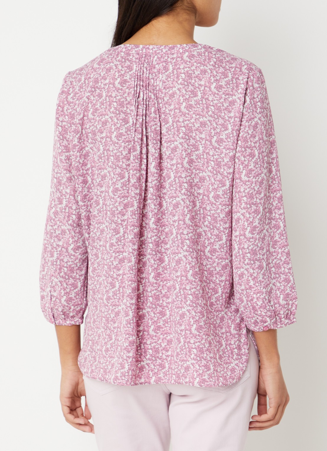 NYDJ Pintuck blouse met V-hals en print - achterkant oudroze