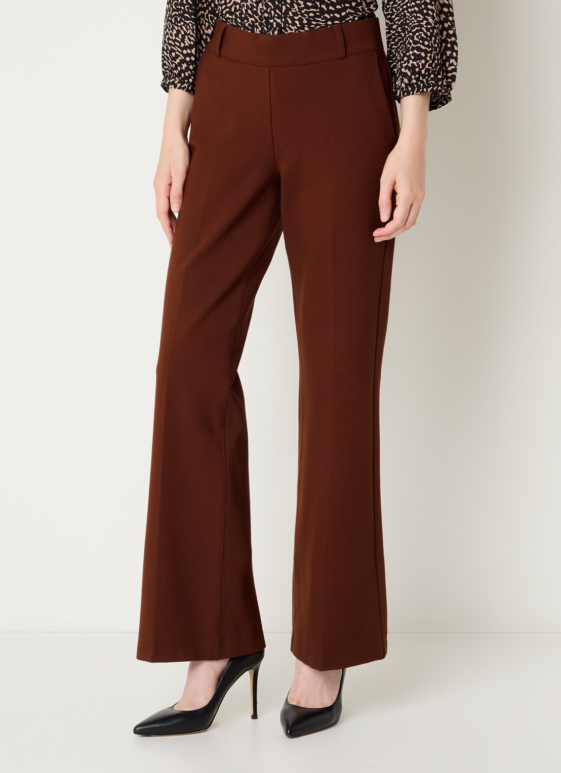 NYDJ Pull On high waist flared fit pantalon met steekzakken - detail chocoladebruin