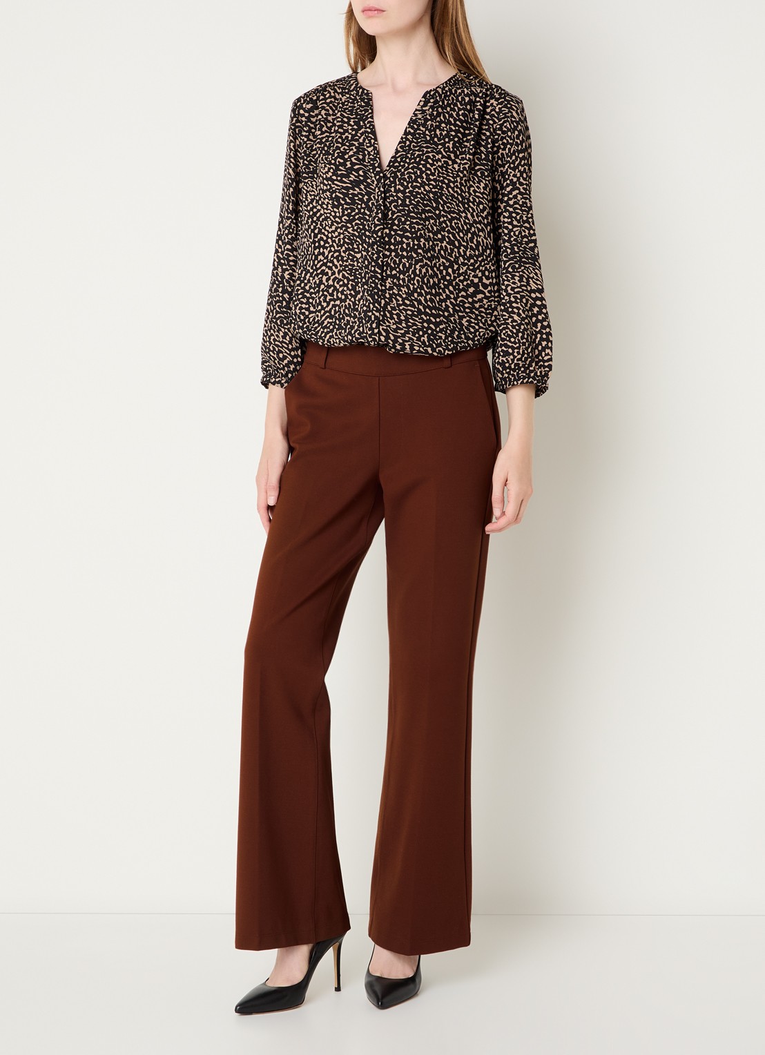NYDJ Pull On high waist flared fit pantalon met steekzakken - voorkant 3 chocoladebruin
