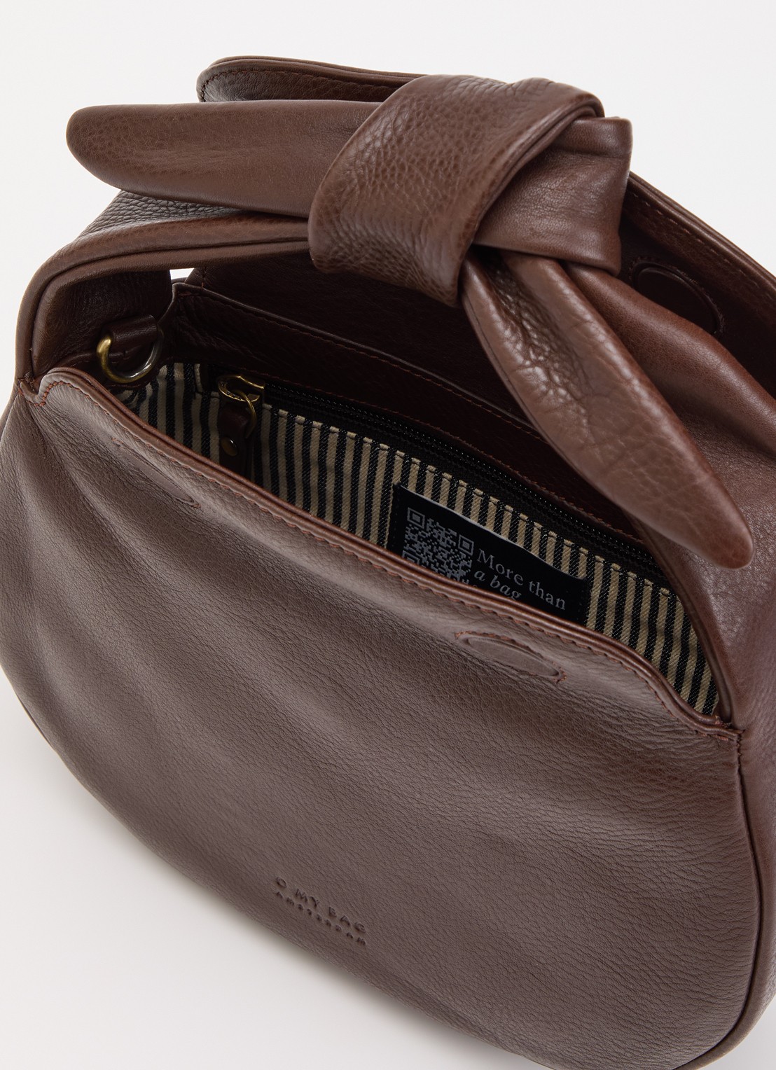 O My Bag Coco Croissant handtas van leer met afneembare schouderriem - detail chocoladebruin