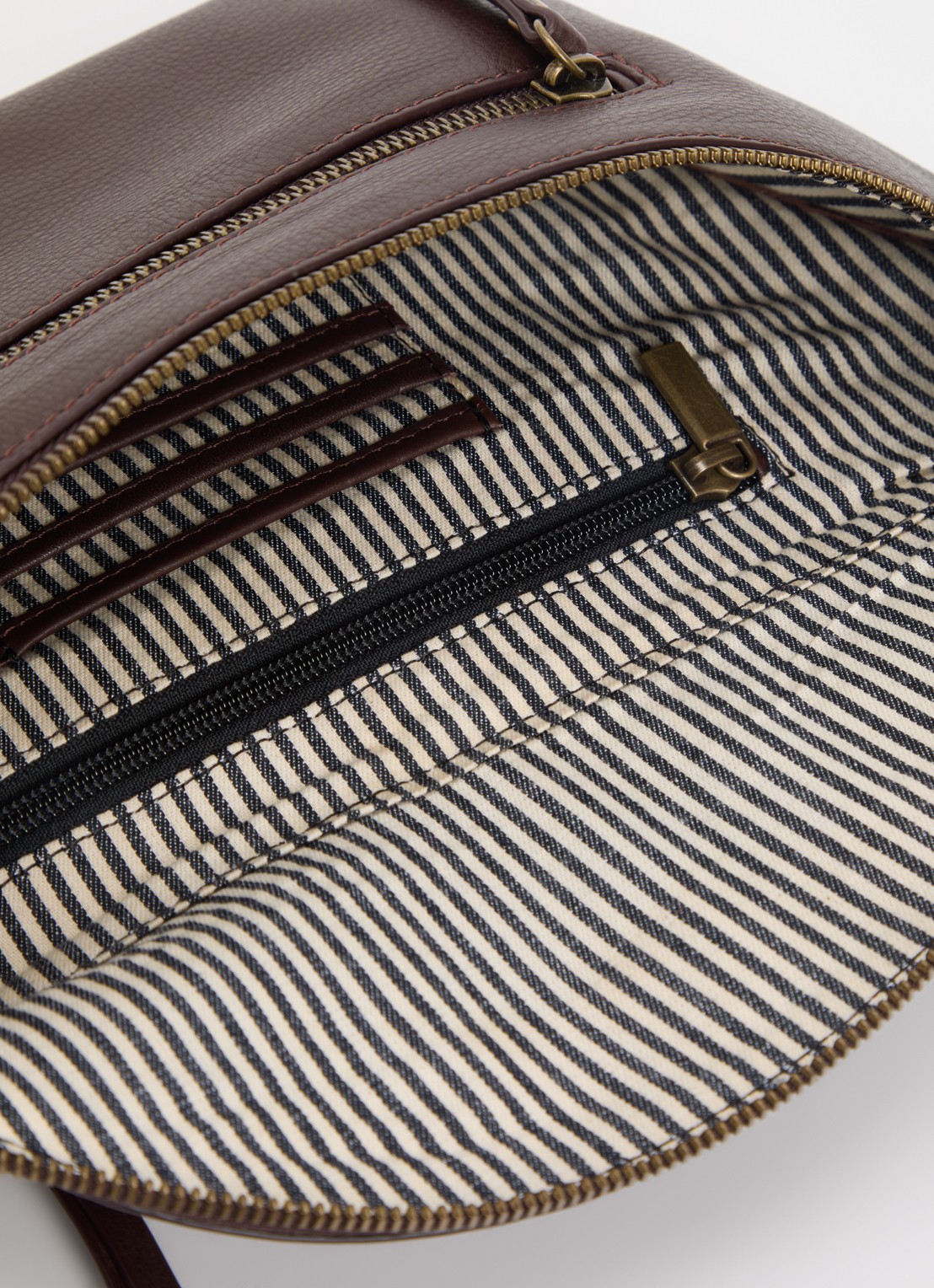 O My Bag Drew heuptas van leer met afneembare schouderriem - detail 2 chocoladebruin