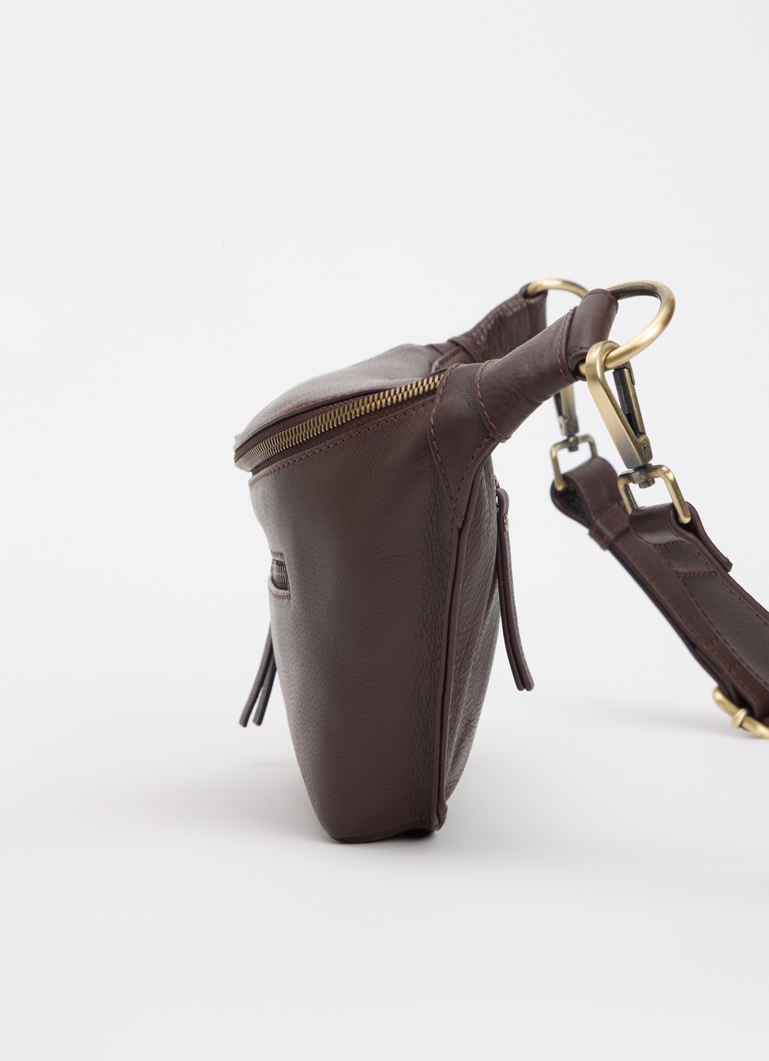 O My Bag Drew heuptas van leer met afneembare schouderriem - detail 3 chocoladebruin