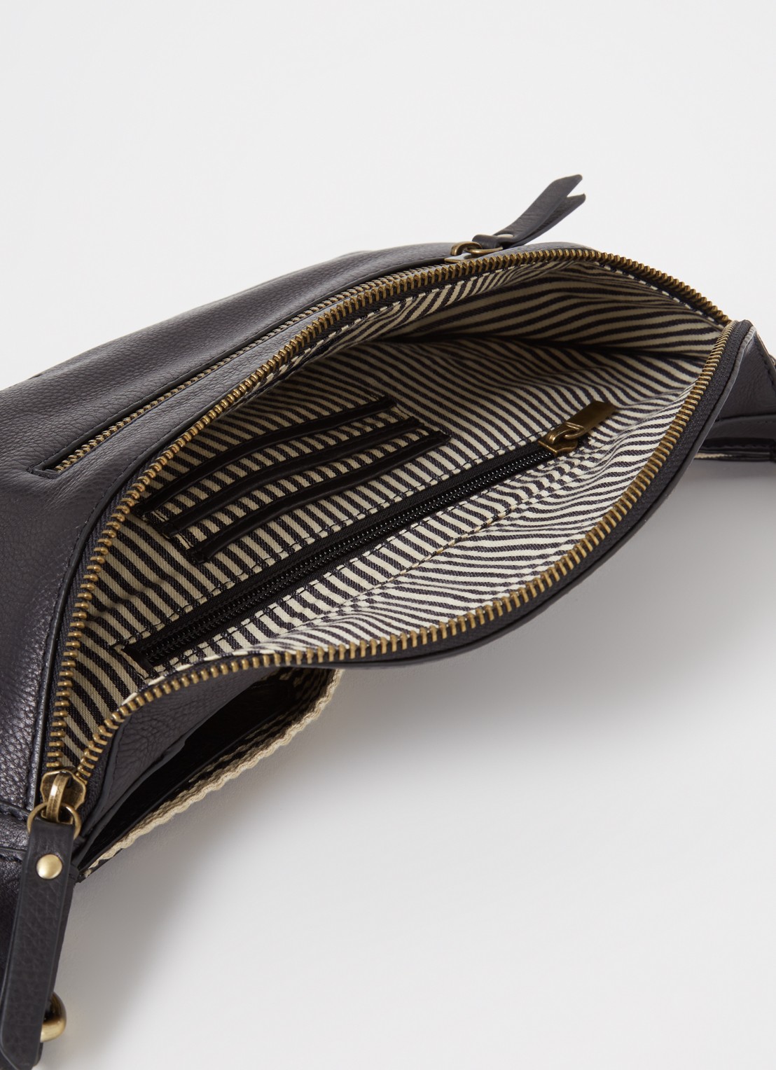 O My Bag Drew Medium heuptas van leer met afneembare schouderriem - detail 3 zwart