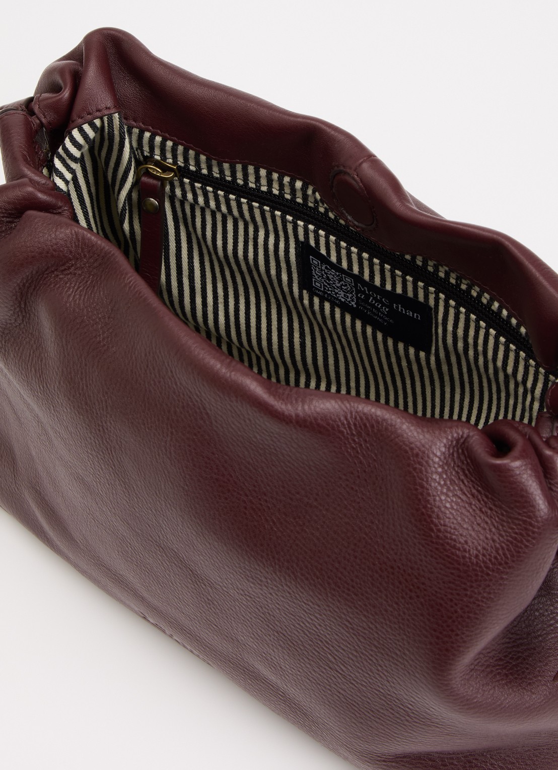 O My Bag Kiki Midi handtas van leer met afneembare schouderriem  - detail kersenrood