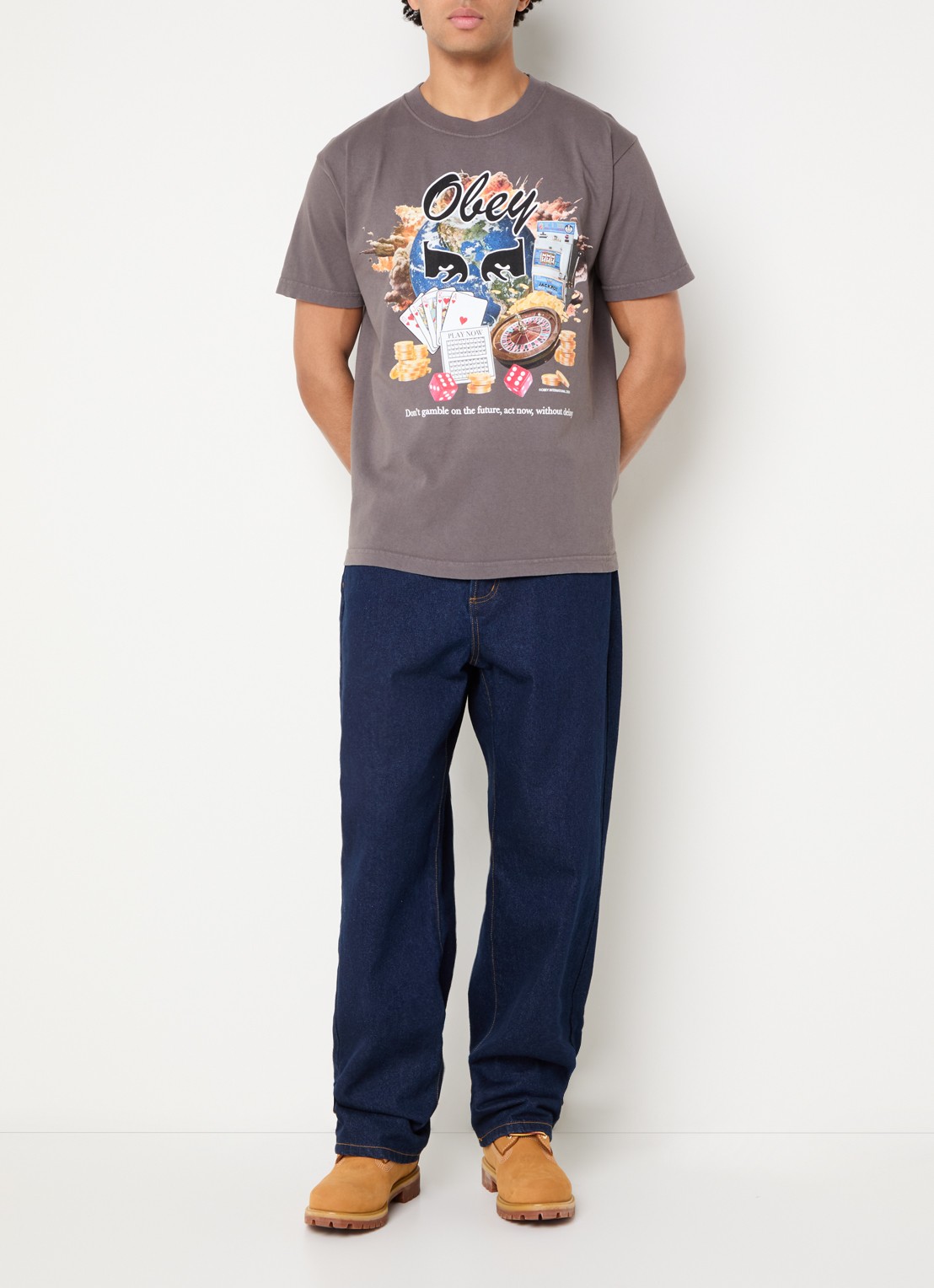 Obey Act Now T-shirt met print - voorkant 4 donkergrijs