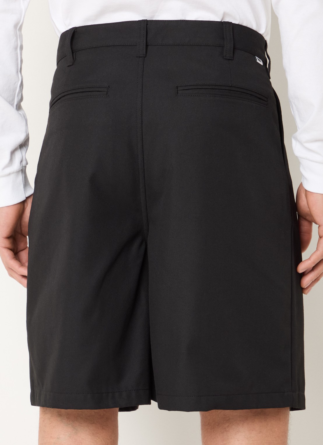 Obey Dean wide fit korte broek met persplooi en steekzakken - achterkant 2 zwart