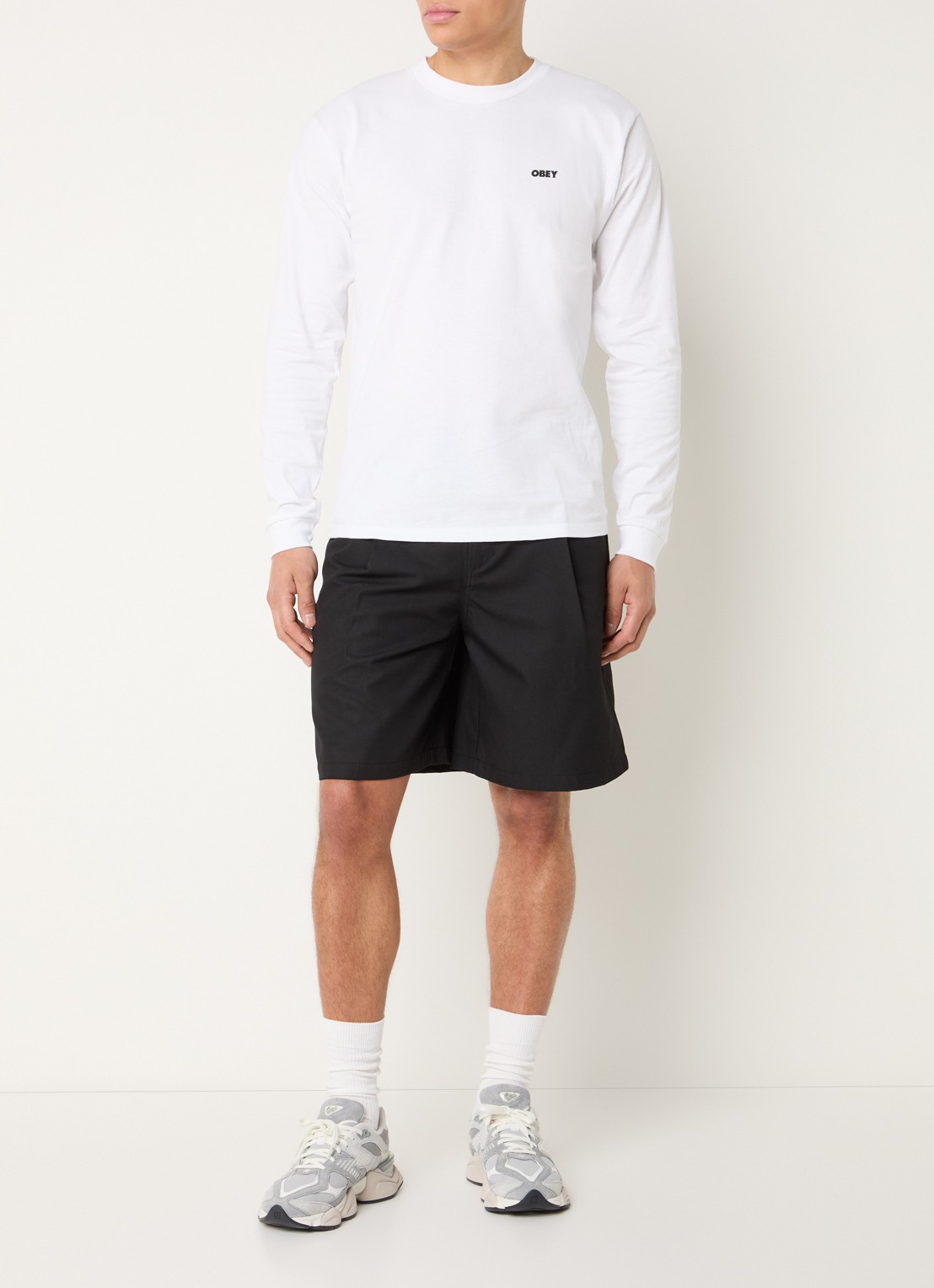Obey Dean wide fit korte broek met persplooi en steekzakken - voorkant 4 zwart