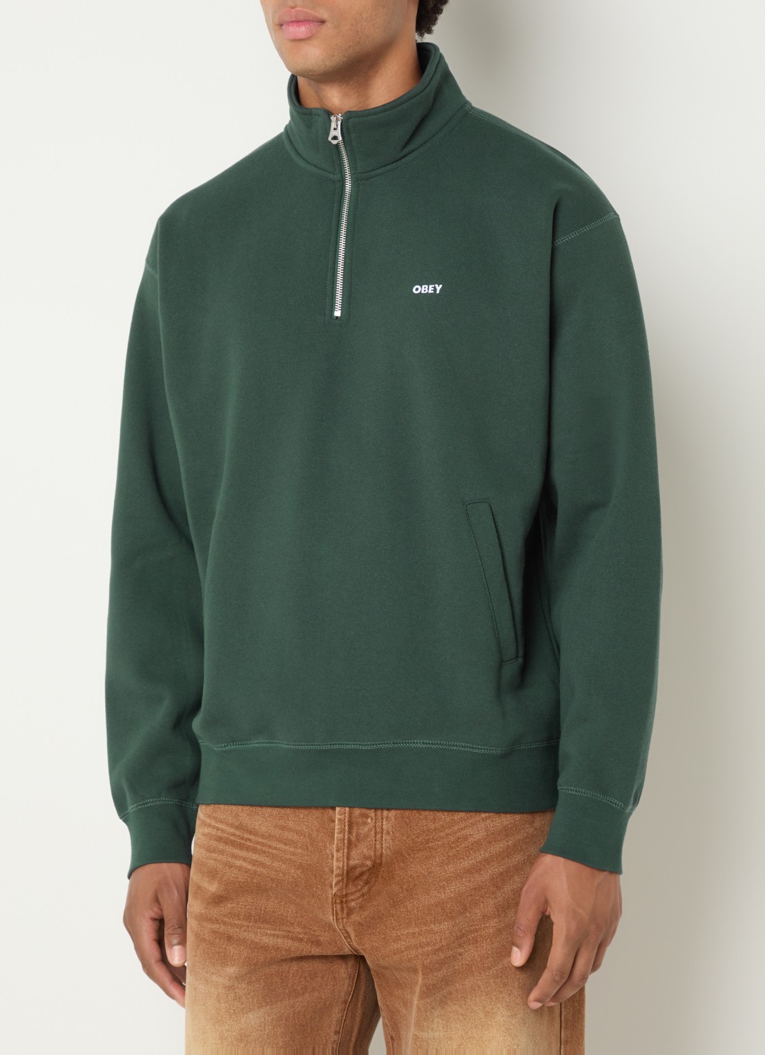 Obey Established Works sweater met halve rits en logoborduring - detail groen