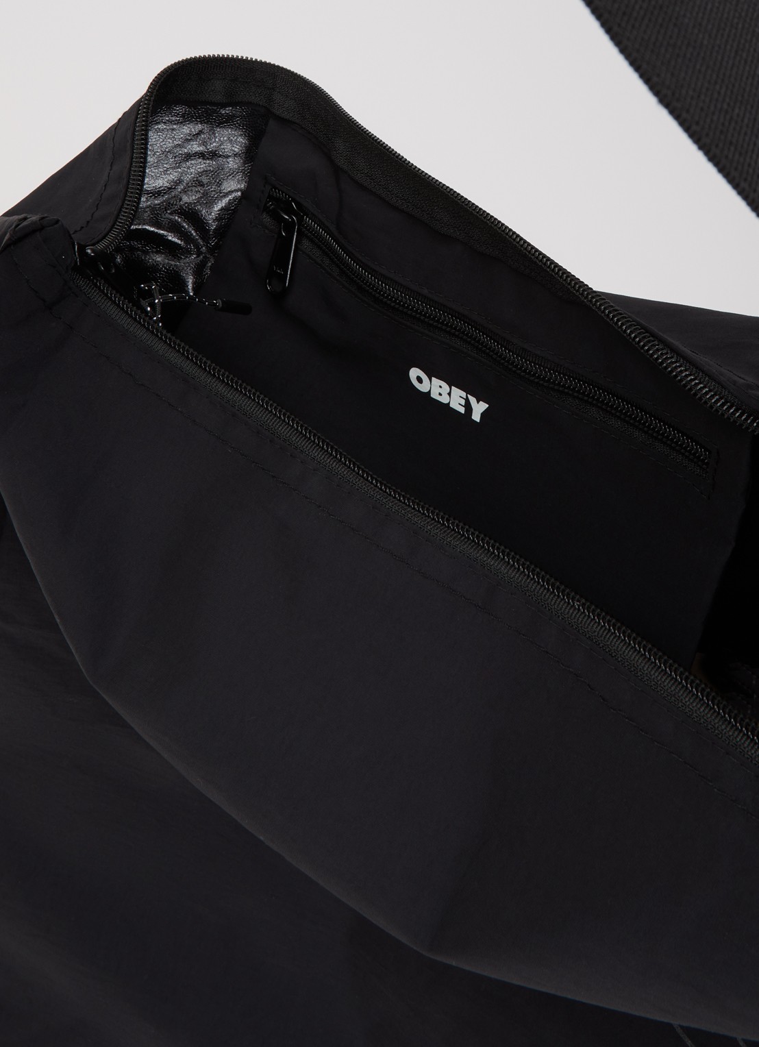 Obey Explorer crossbodytas met logo - detail zwart