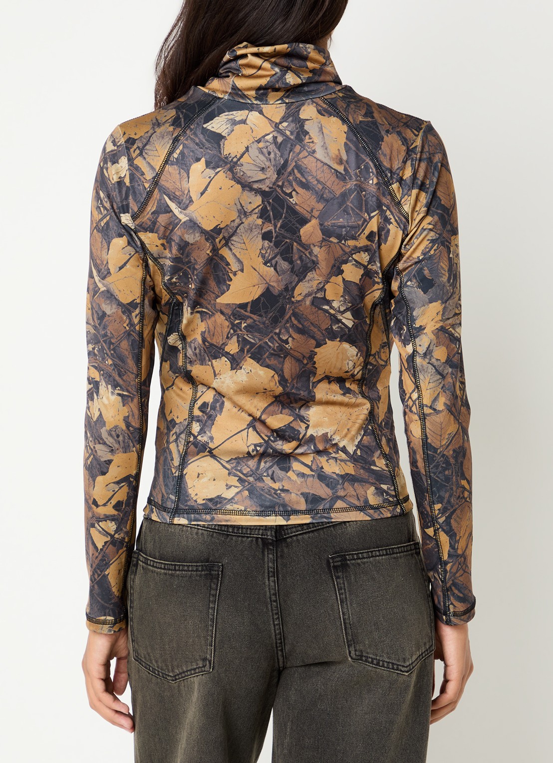 Obey Nalia top met col en print - achterkant okergeel