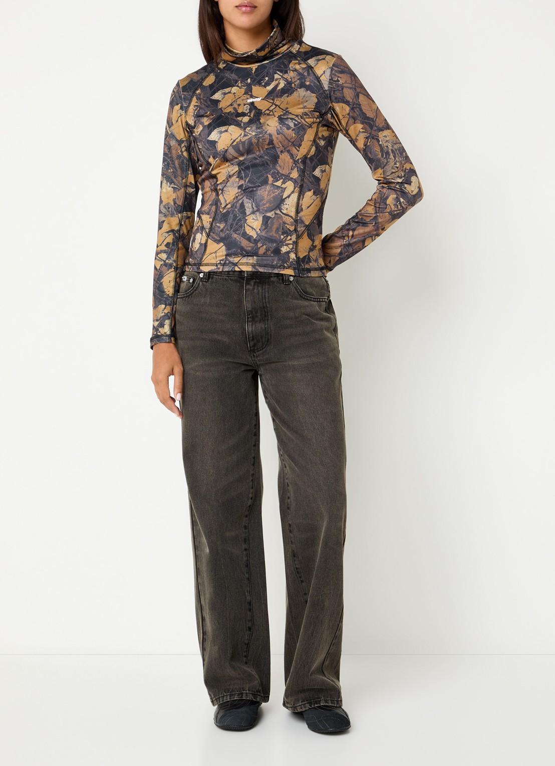 Obey Nalia top met col en print - voorkant 3 okergeel