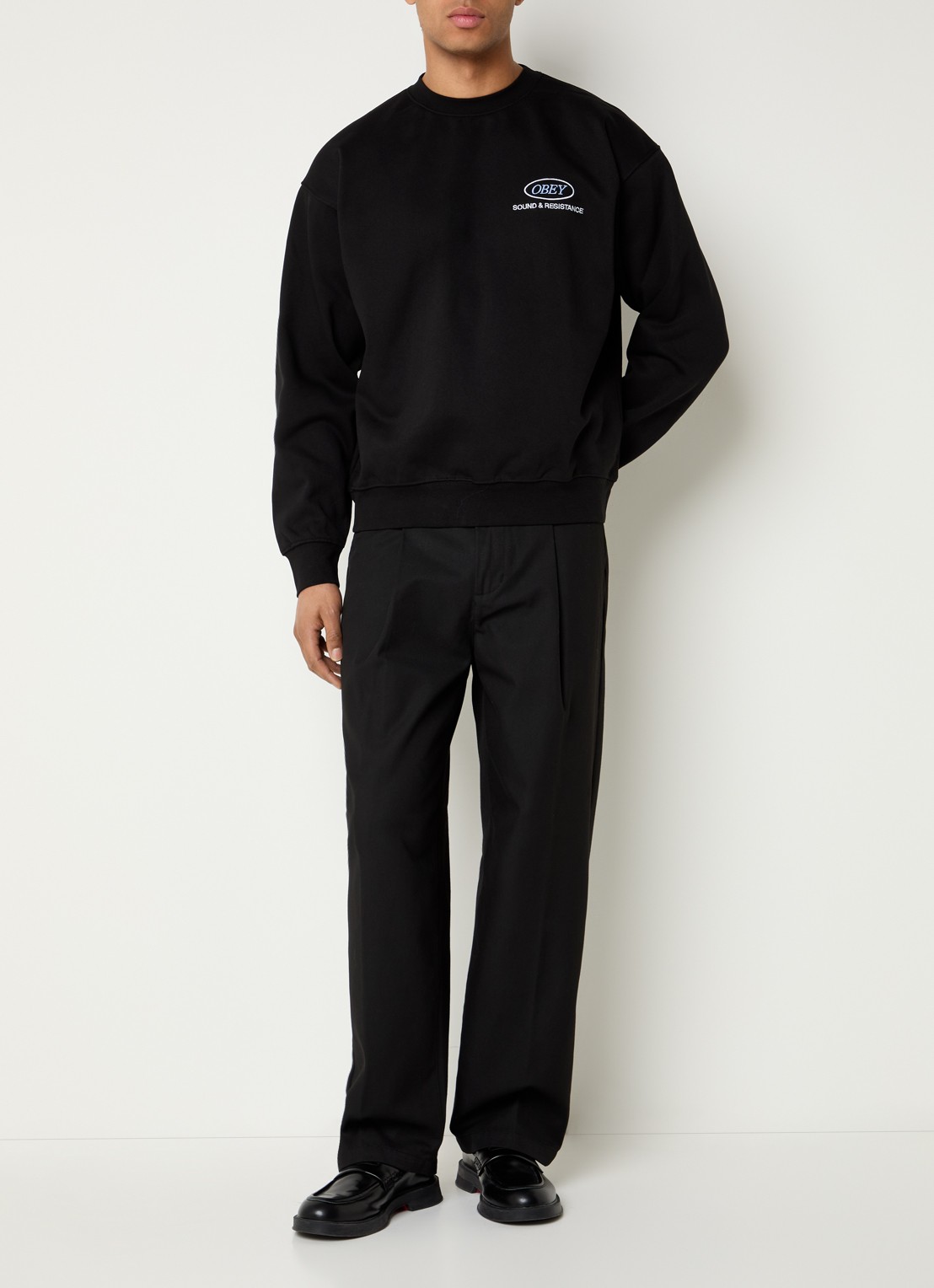 Obey Sound Crew sweater met borduring - voorkant 2 zwart