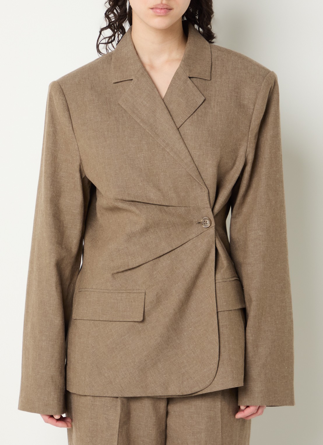 OLAF Blazer in wolblend met asymmetrische sluiting - detail 4 taupe