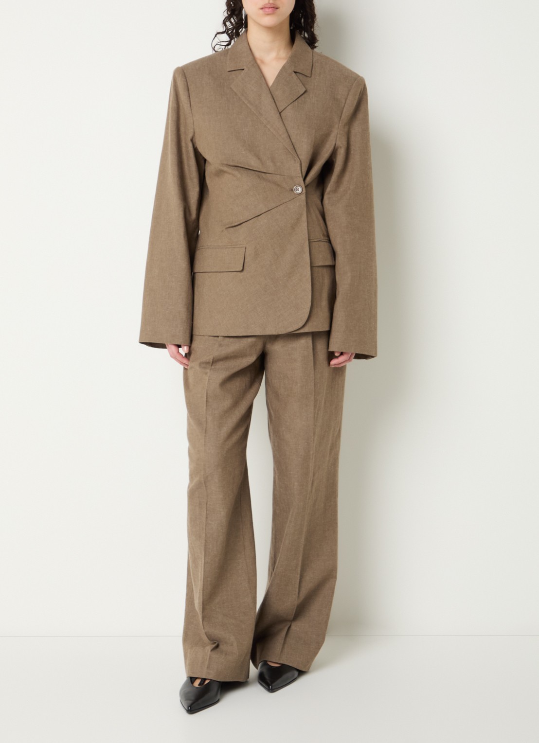 OLAF Blazer in wolblend met asymmetrische sluiting - voorkant 3 taupe