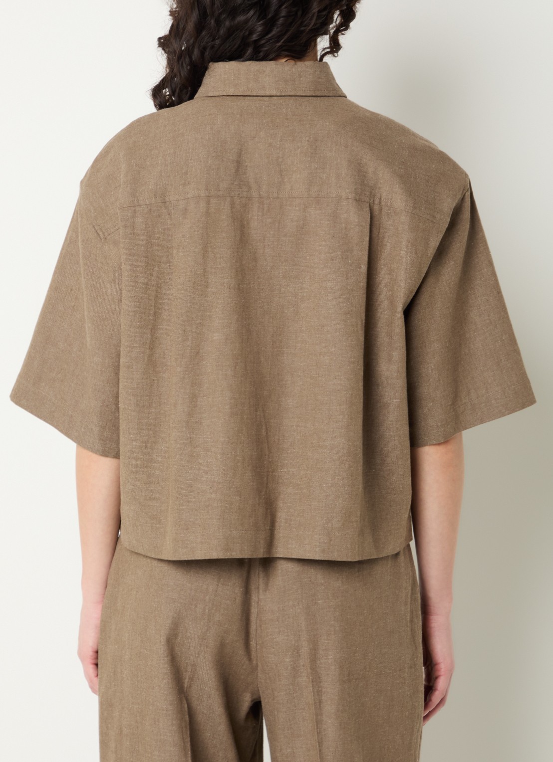 OLAF Blouse van linnen met logoborduring - achterkant zand
