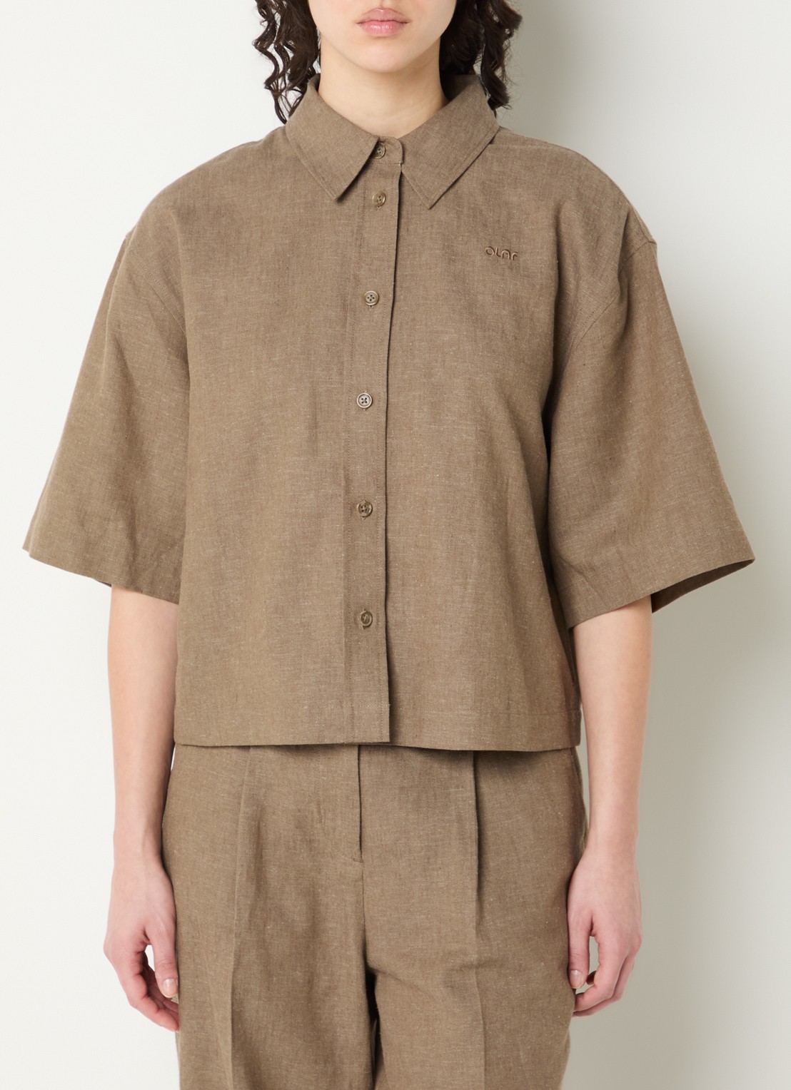 OLAF Blouse van linnen met logoborduring - detail 4 zand