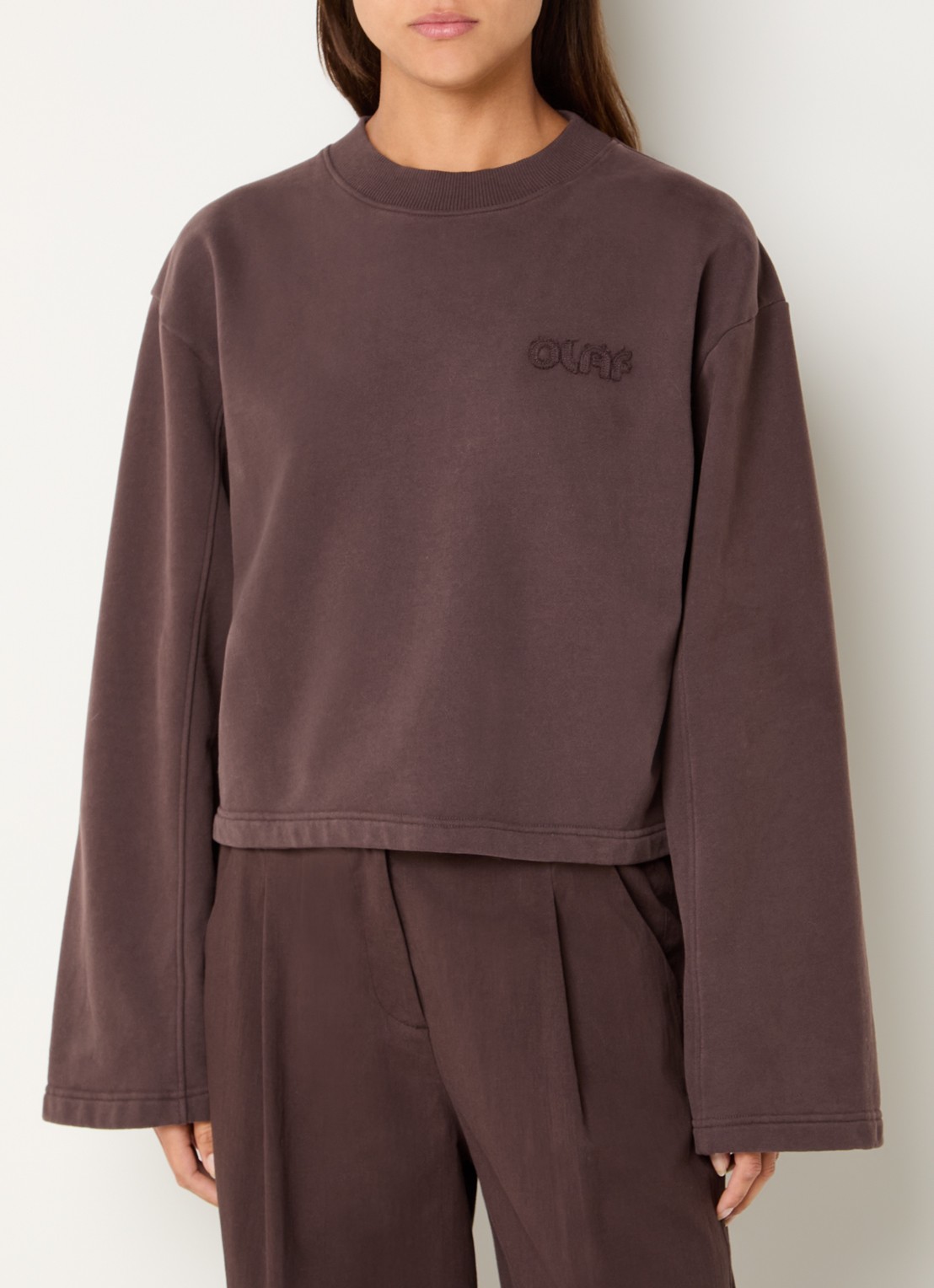 OLAF Cropped sweater met logo - detail bruin