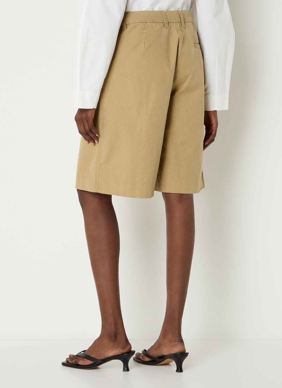 OLAF Low waist wide fit korte broek met paspelzak - achterkant beige