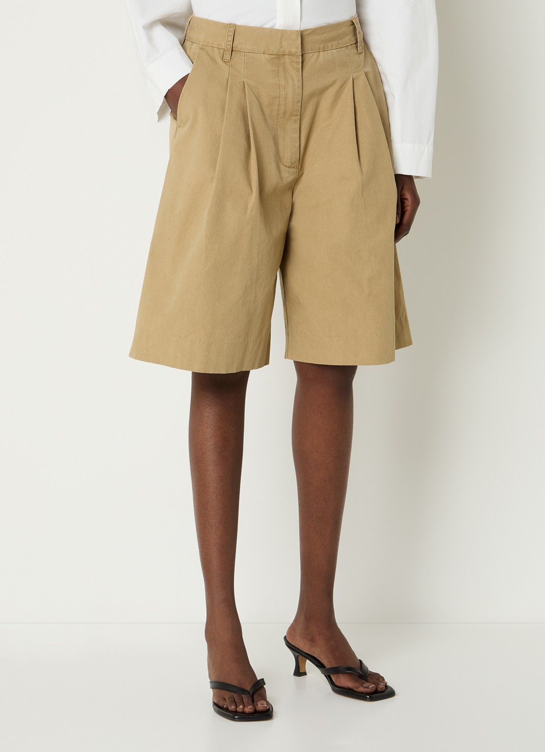 OLAF Low waist wide fit korte broek met paspelzak - detail 2 beige