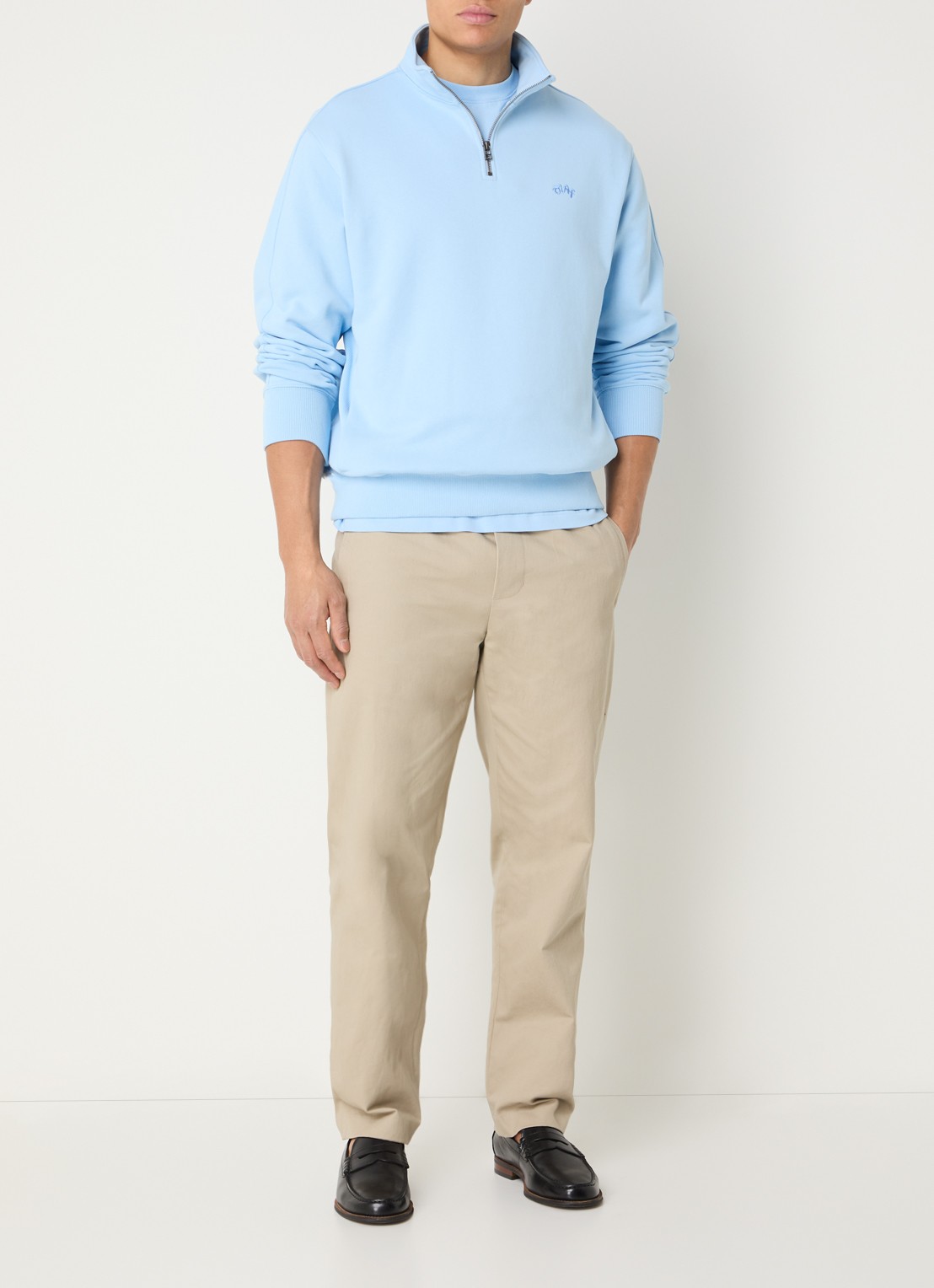 OLAF Sweater met halve rits en logo - voorkant 3 lichtblauw