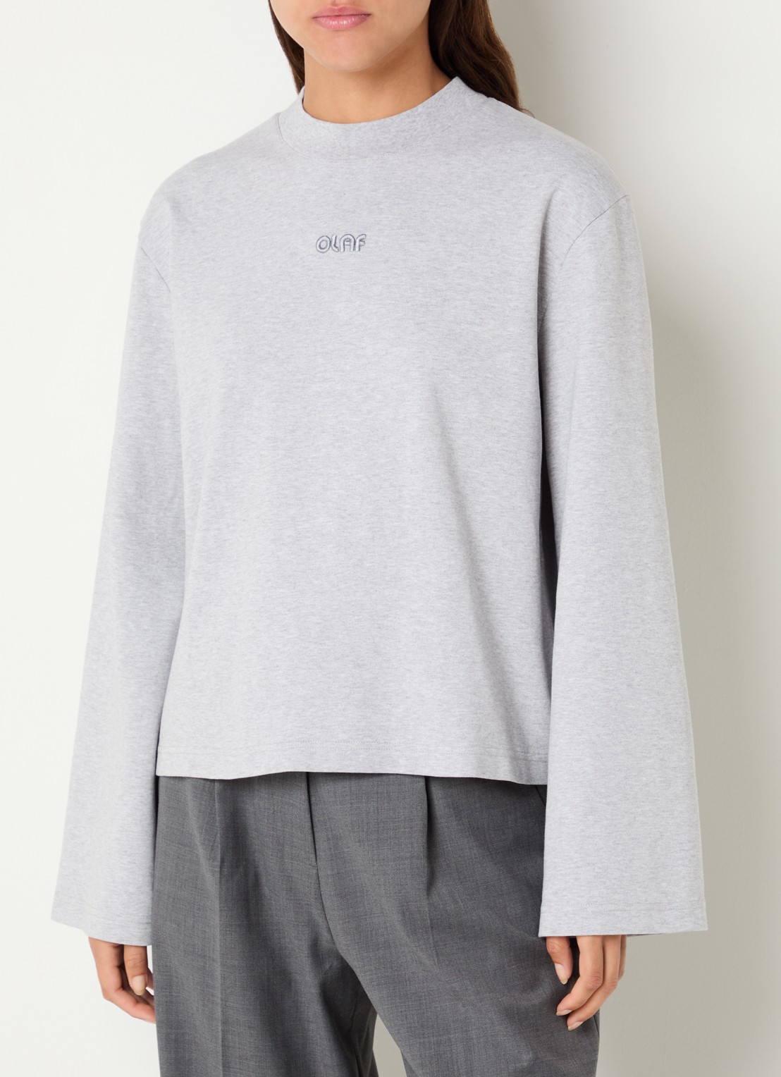 OLAF Sweater met logo - detail 3 grijsmele