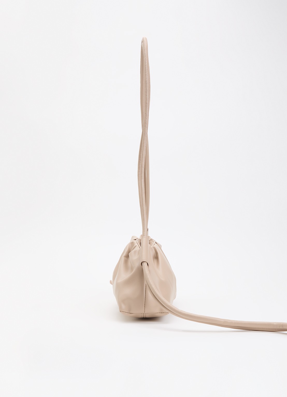 Ölend Dumpling crossbodytas met logo en verstelbare schouderriem  - detail 4 beige