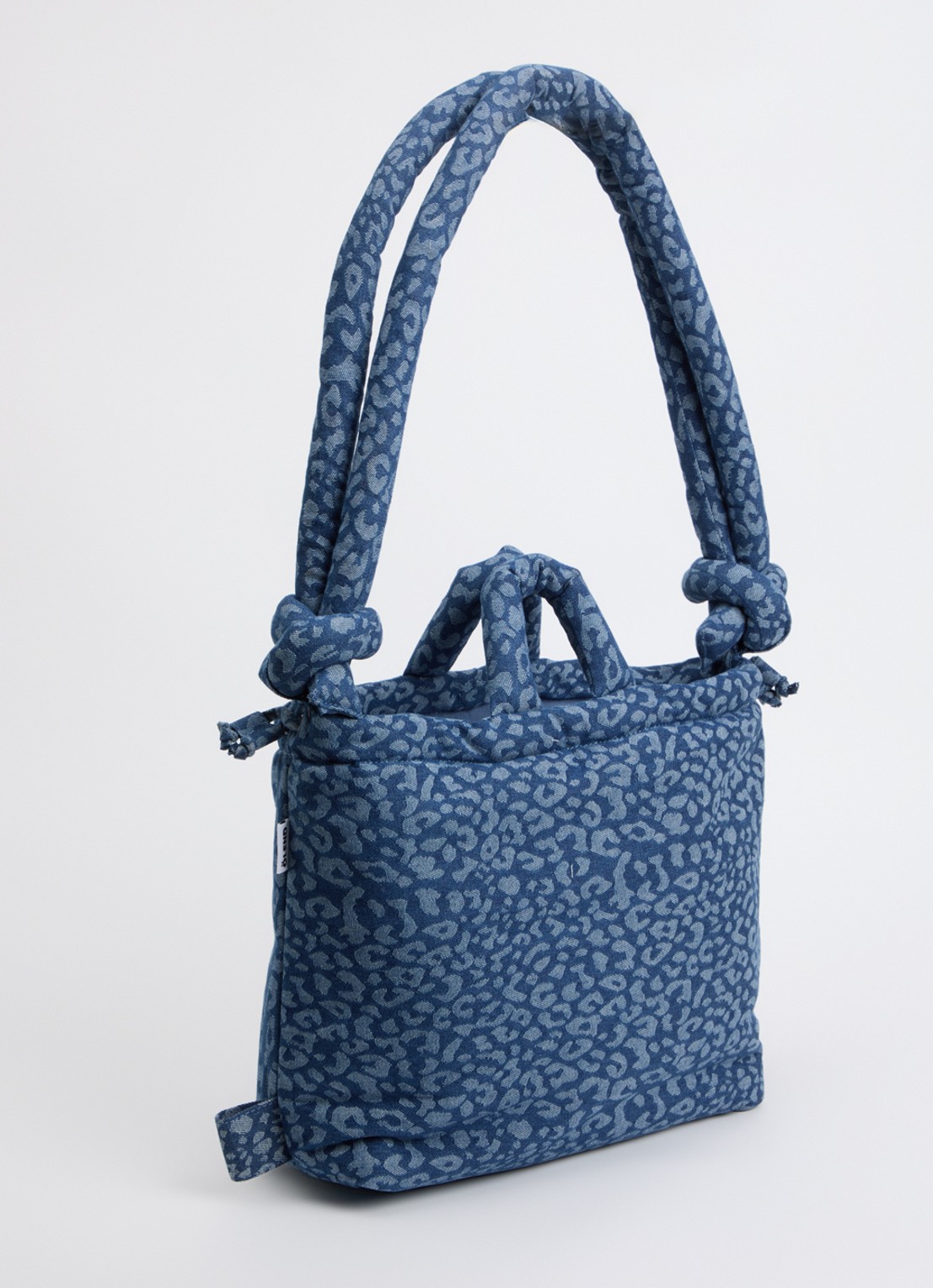 Ölend Ona gewatteerde crossbodytas van denim met panterprint - achterkant indigo