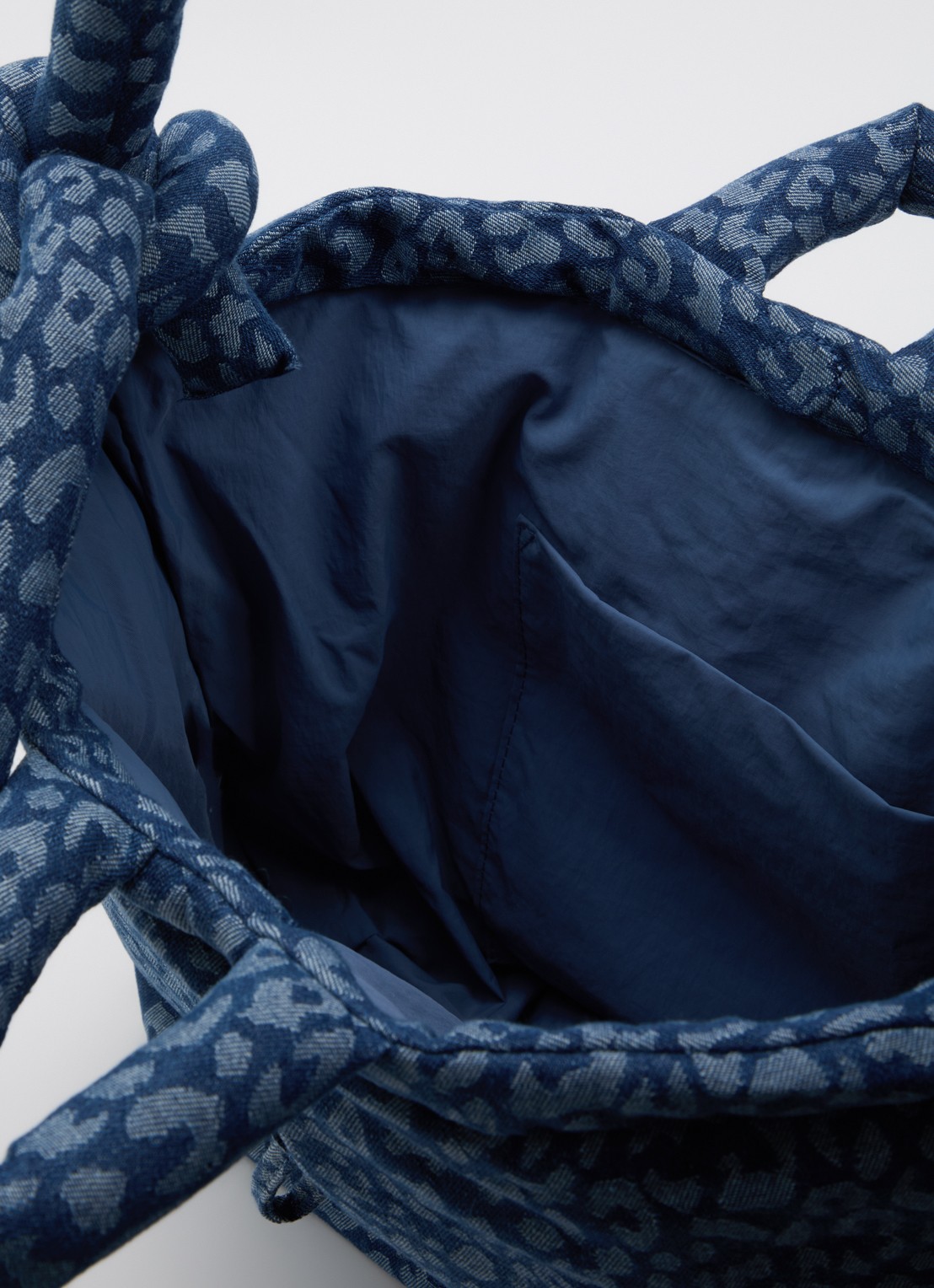 Ölend Ona gewatteerde crossbodytas van denim met panterprint - detail 2 indigo