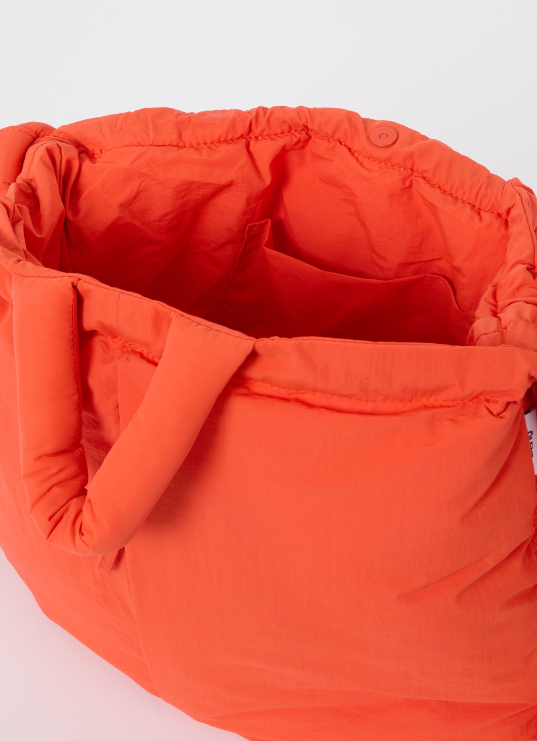 Ölend Ona gewatteerde crossbodytas  - detail oranjerood