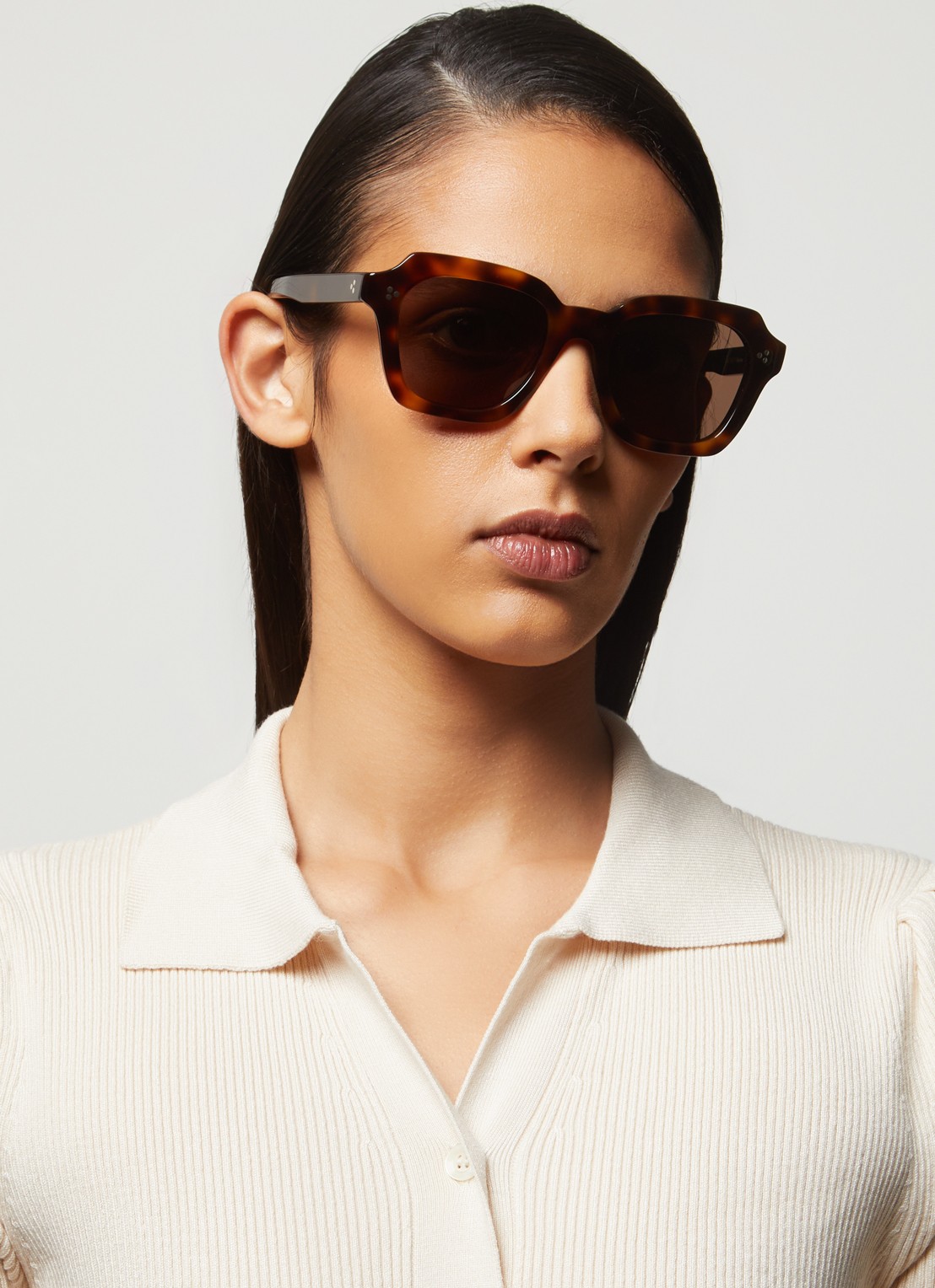 Oliver Peoples Kienna zonnebril OV5526SU - voorkant 2 donkerbruin