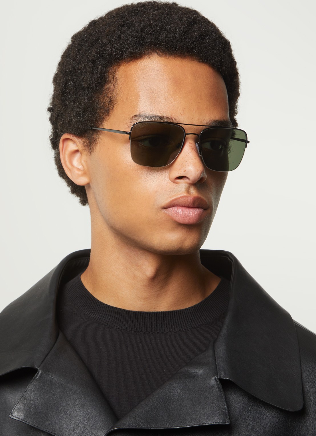 Oliver Peoples R-2 zonnebril gepolariseerd OV1343S - voorkant 2 zwart