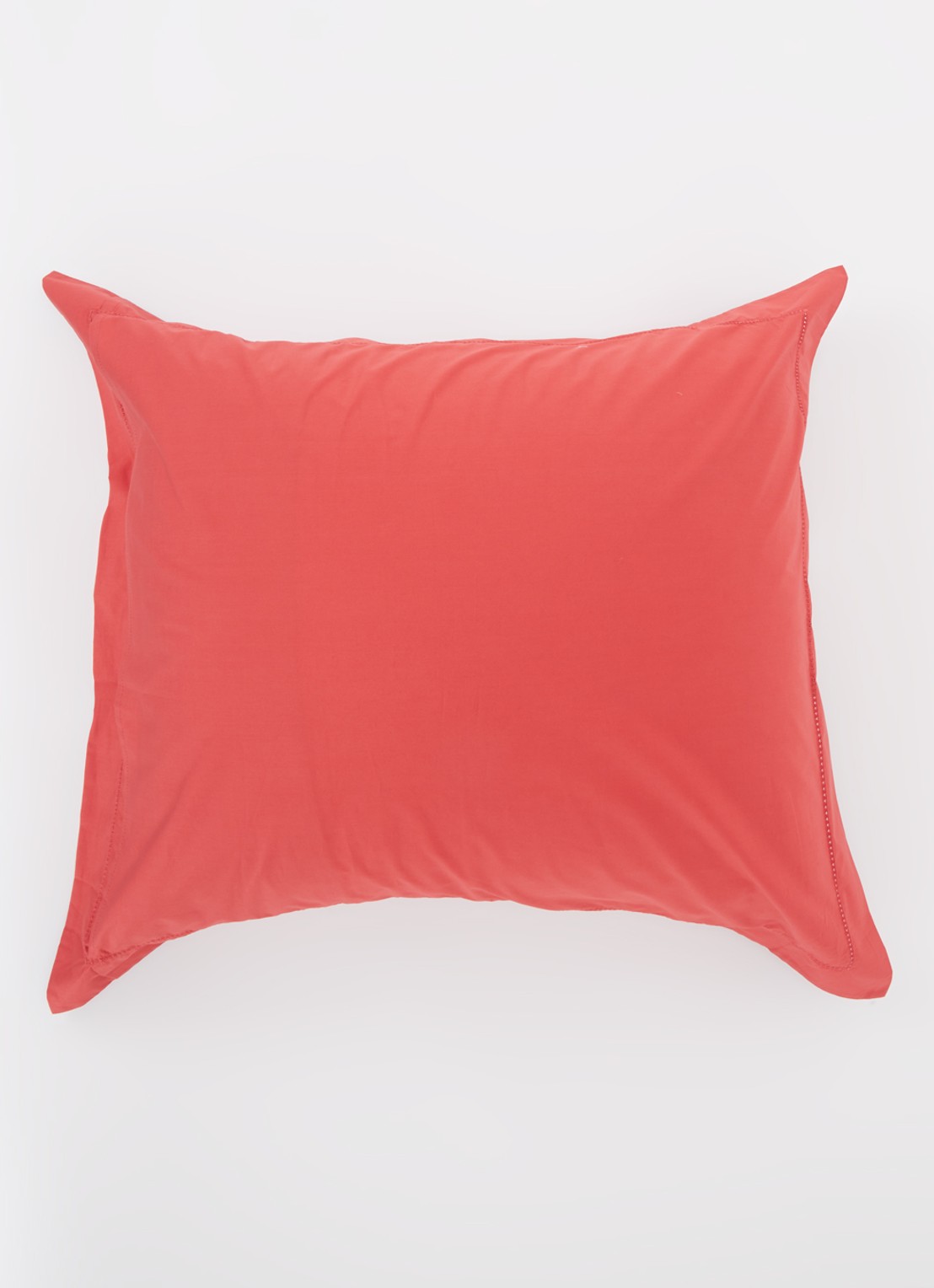 Olivier Desforges ALCOVE   Rouge   Pillow case - detail 2 rood