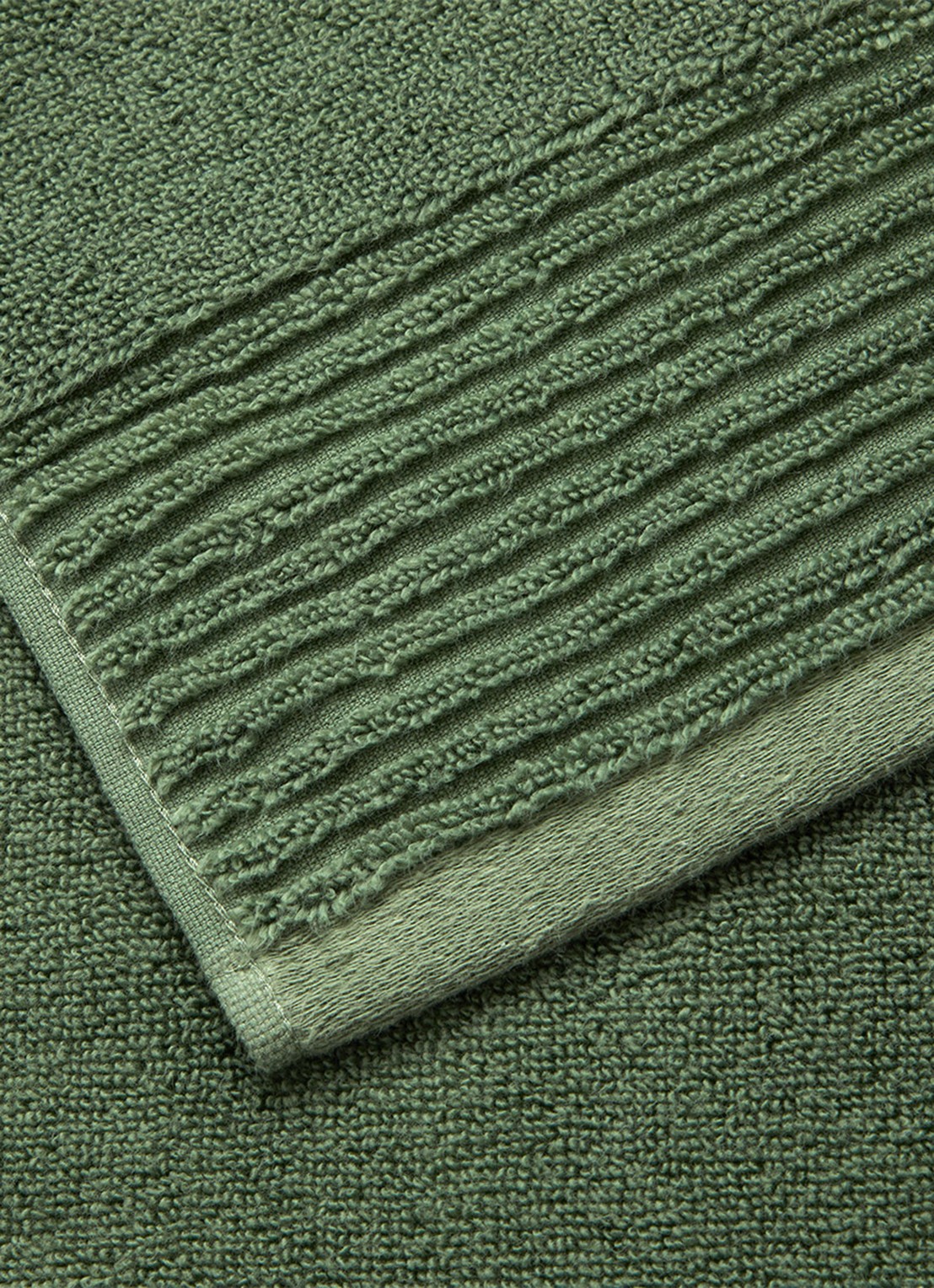 Olivier Desforges Alizee badlaken van katoen 450 gr/m2 - 70 x 140 cm - voorkant 2 olijfgroen