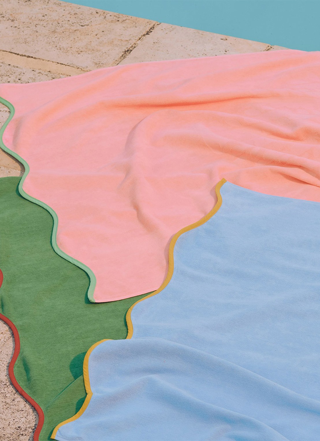 Olivier Desforges Hyères strandlaken - 350 gr/m2 - 100 x 170 cm - voorkant 2 blauw
