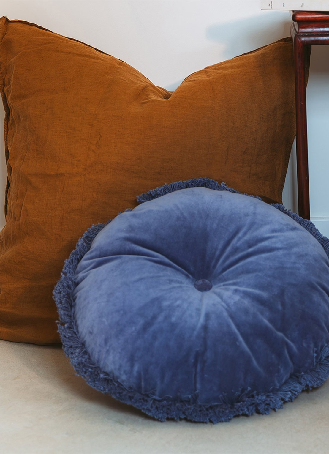 Olivier Desforges Romulus sierkussen Ø45 cm - detail donkerblauw