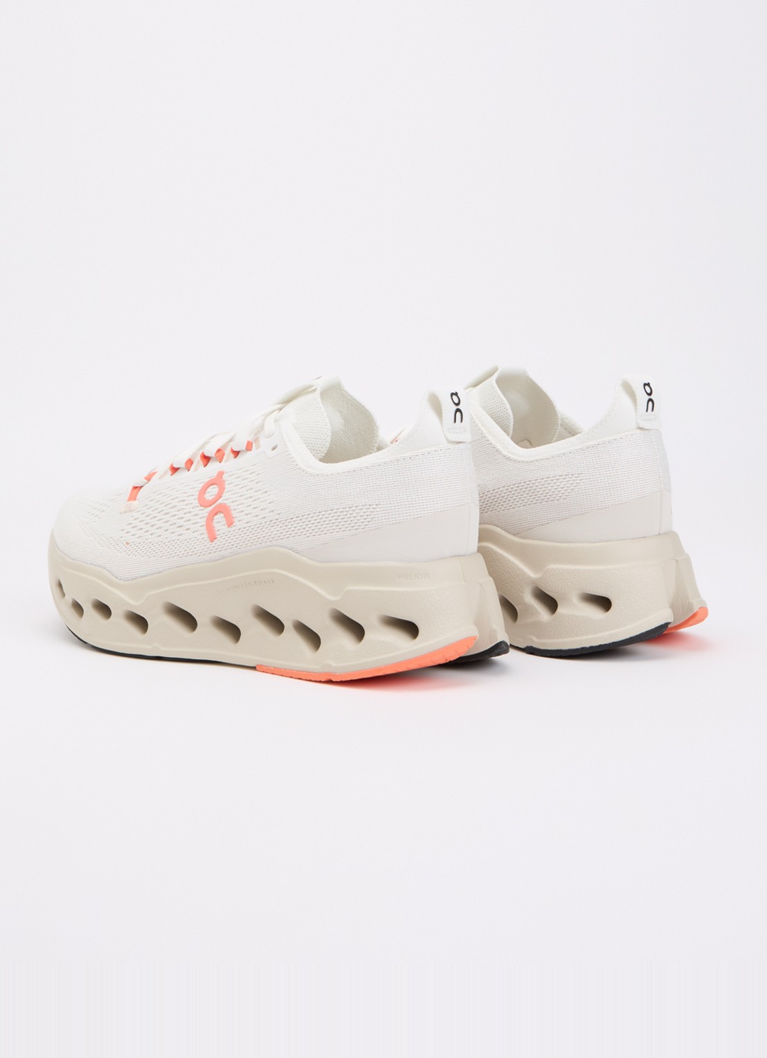 On Cloudsurfer Max sneaker met gebreid bovenwerk - achterkant 5 creme