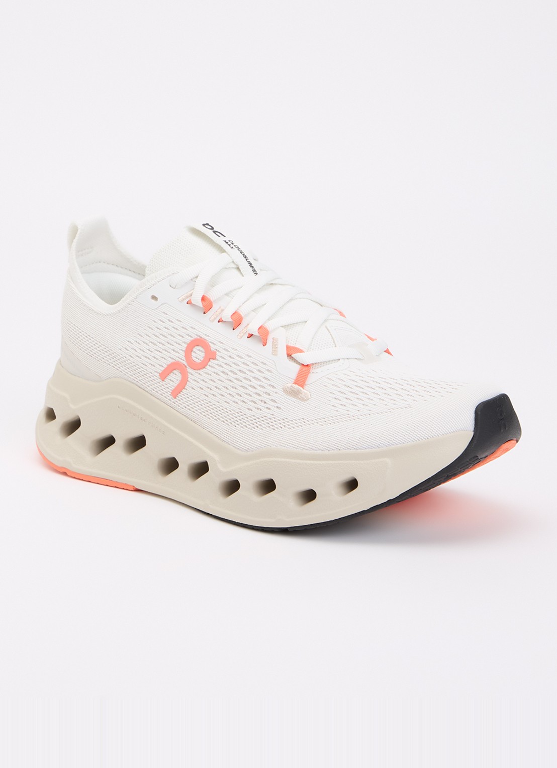 On Cloudsurfer Max sneaker met gebreid bovenwerk - voorkant 4 creme