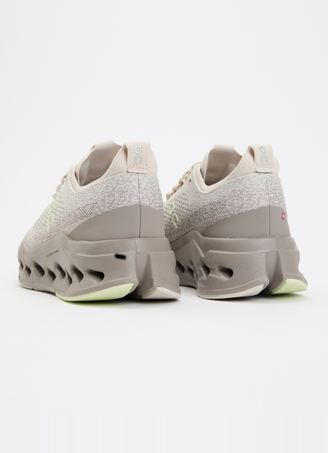 On Cloudsurfer Max sneaker met gebreid bovenwerk - achterkant zand