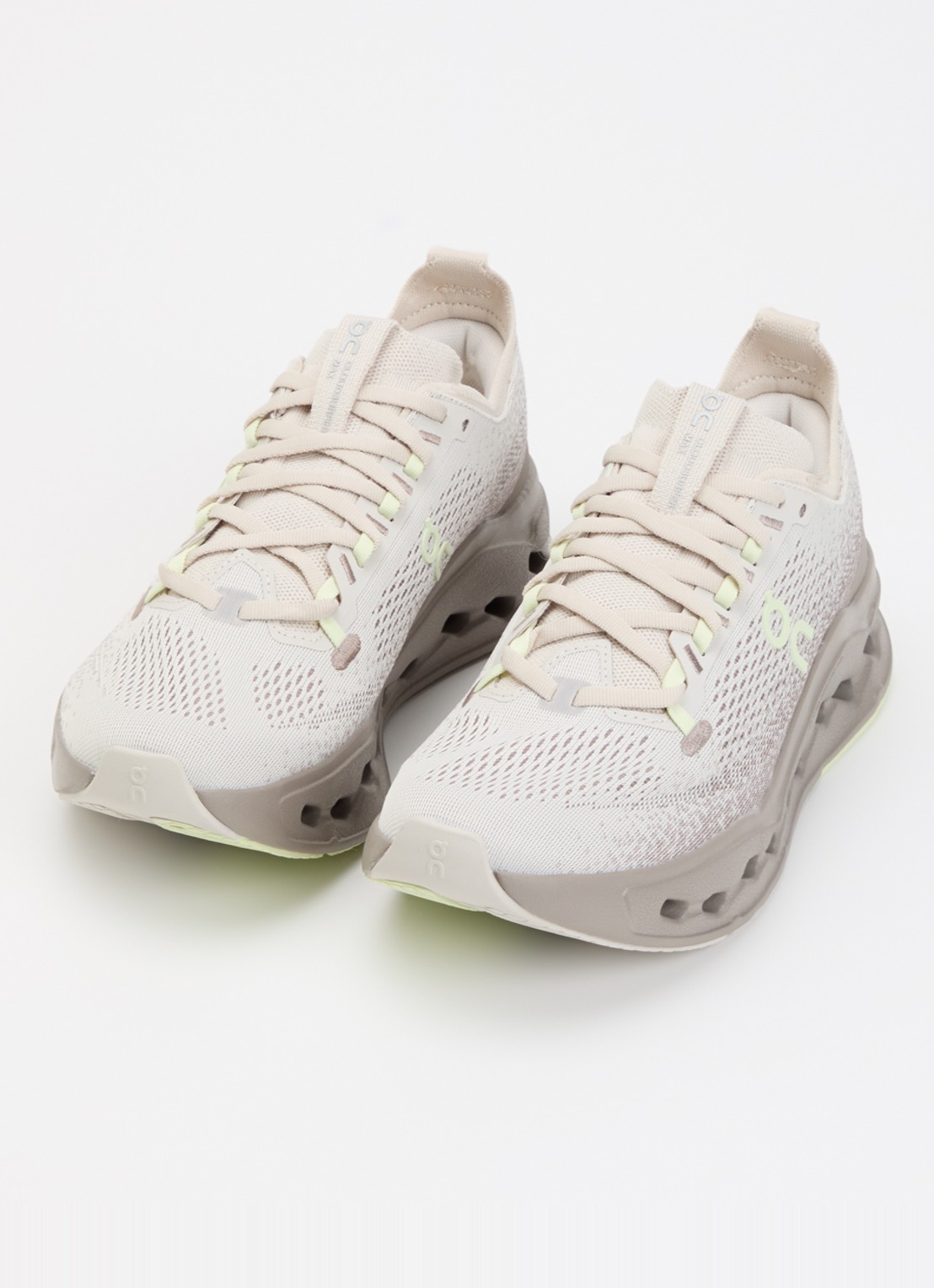 On Cloudsurfer Max sneaker met gebreid bovenwerk - detail 2 zand