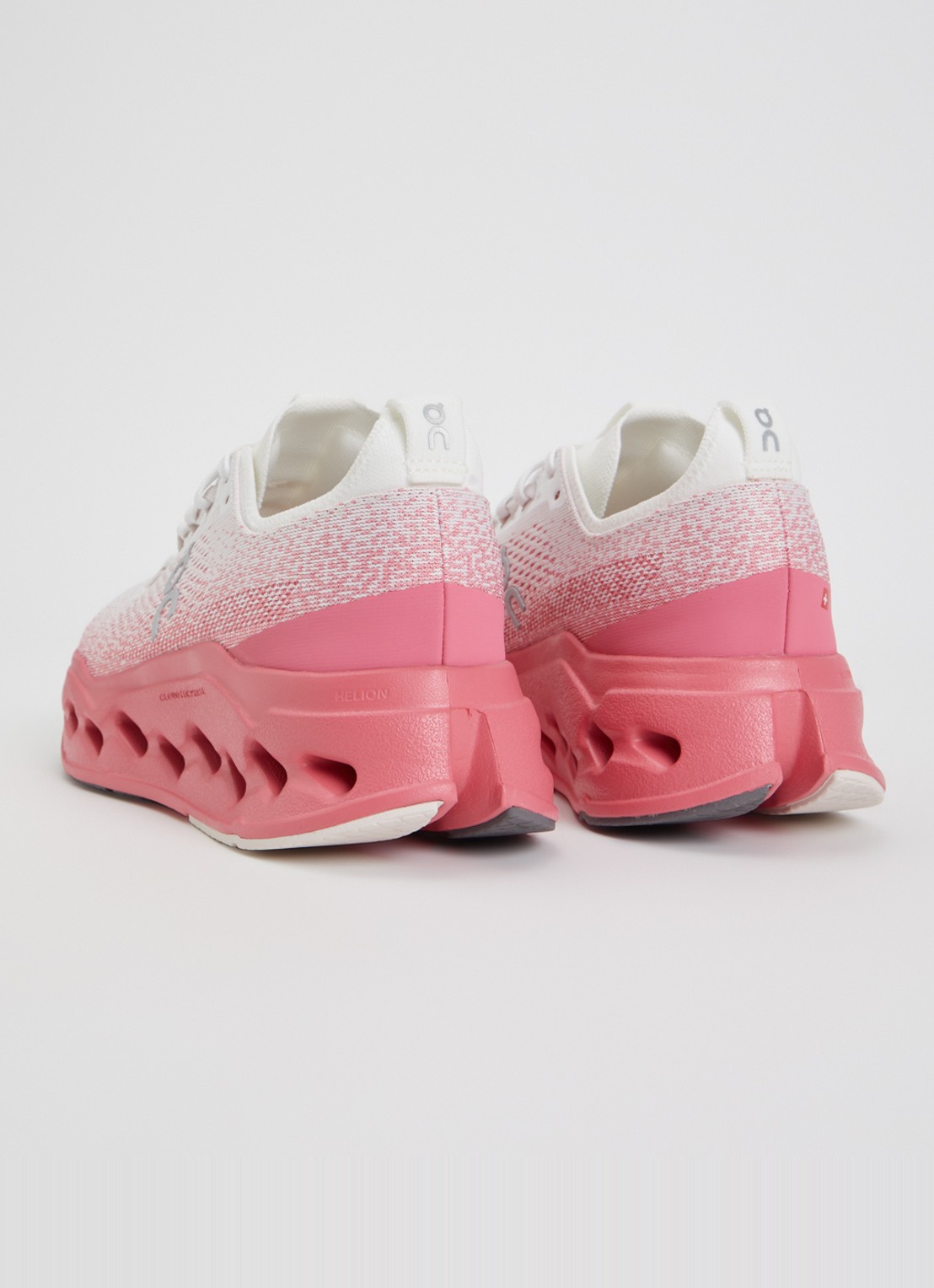 On Cloudsurfer Max sneaker met gebreid bovenwerk - achterkant 5 roze