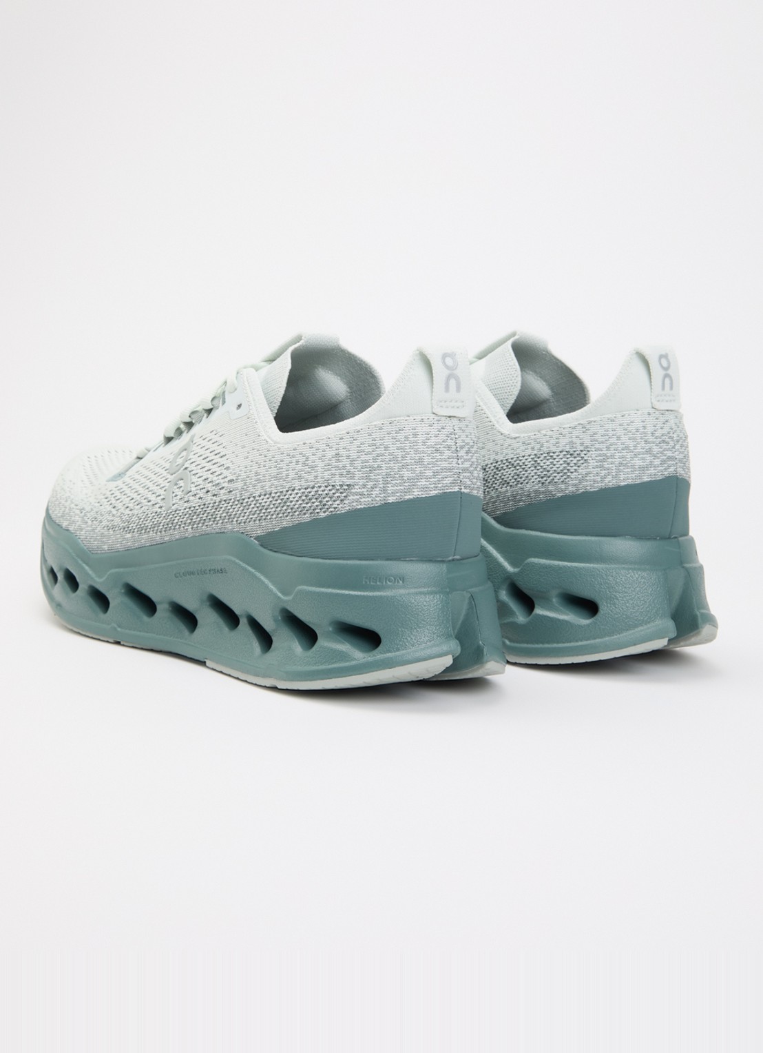 On Cloudsurfer Max sneaker van mesh met logo - achterkant 2 zeegroen