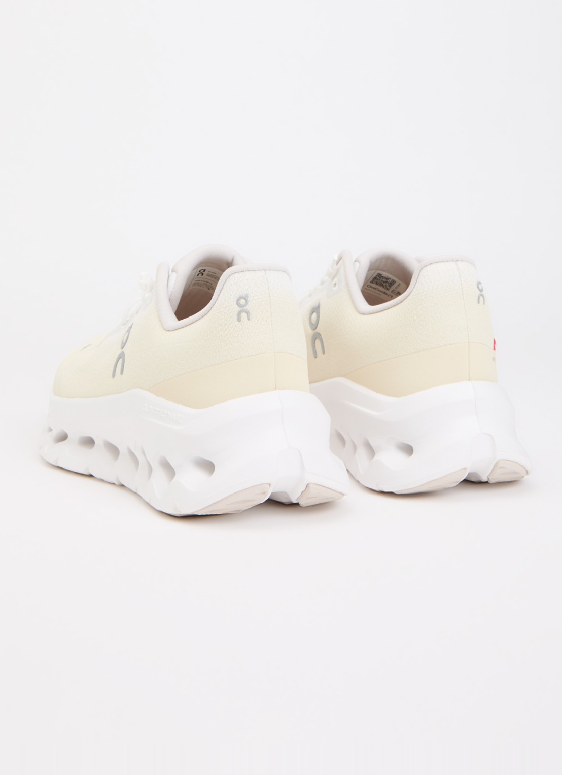On Cloudtilt sneaker met gebreid bovenwerk - achterkant vanillegeel