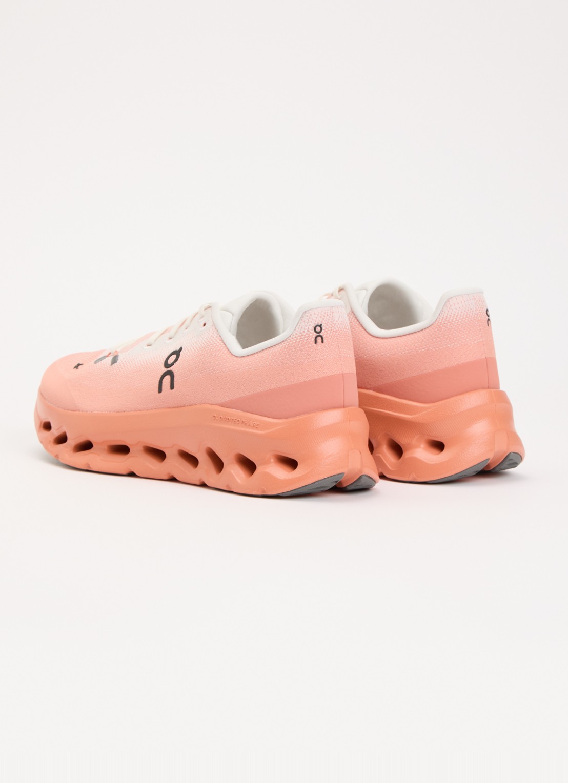 On Cloudtilt sneaker met gebreid bovenwerk - achterkant 3 zalmroze