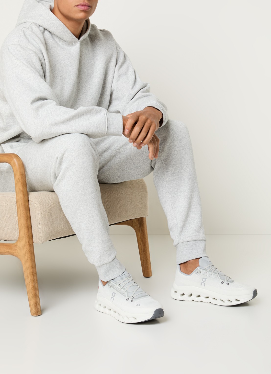 On Cloudtilt sneaker met logo - voorkant 6 gebroken wit