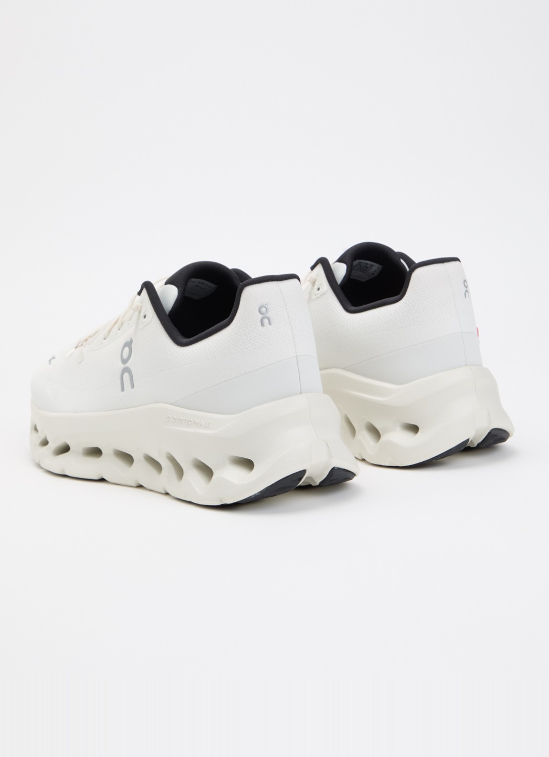 On Cloudtilt sneaker met logo - achterkant gebroken wit