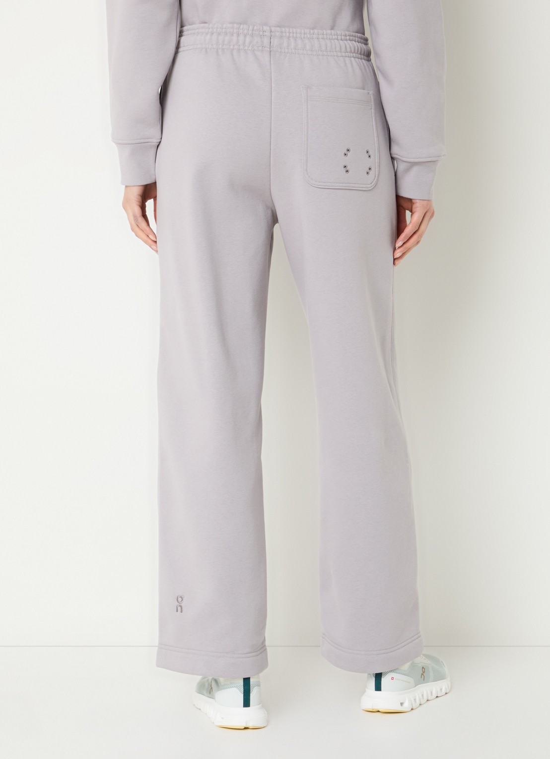 On Club Collective high waist straight fit joggingbroek met steekzakken - achterkant 4 taupe