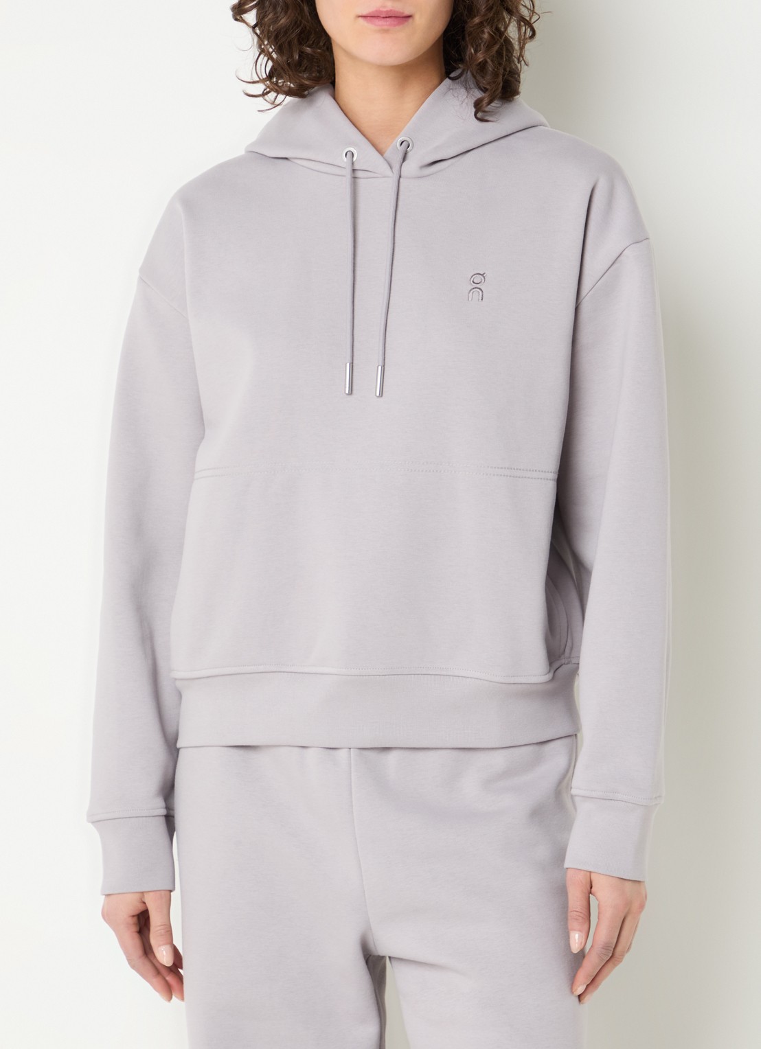 On Club Collective hoodie met logo - detail taupe
