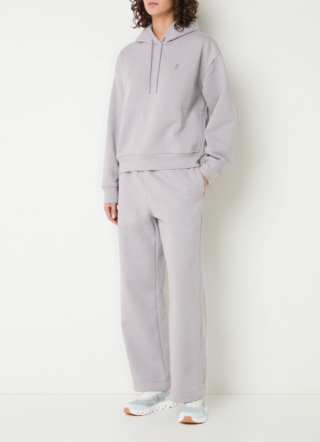 On Club Collective hoodie met logo - voorkant 4 taupe