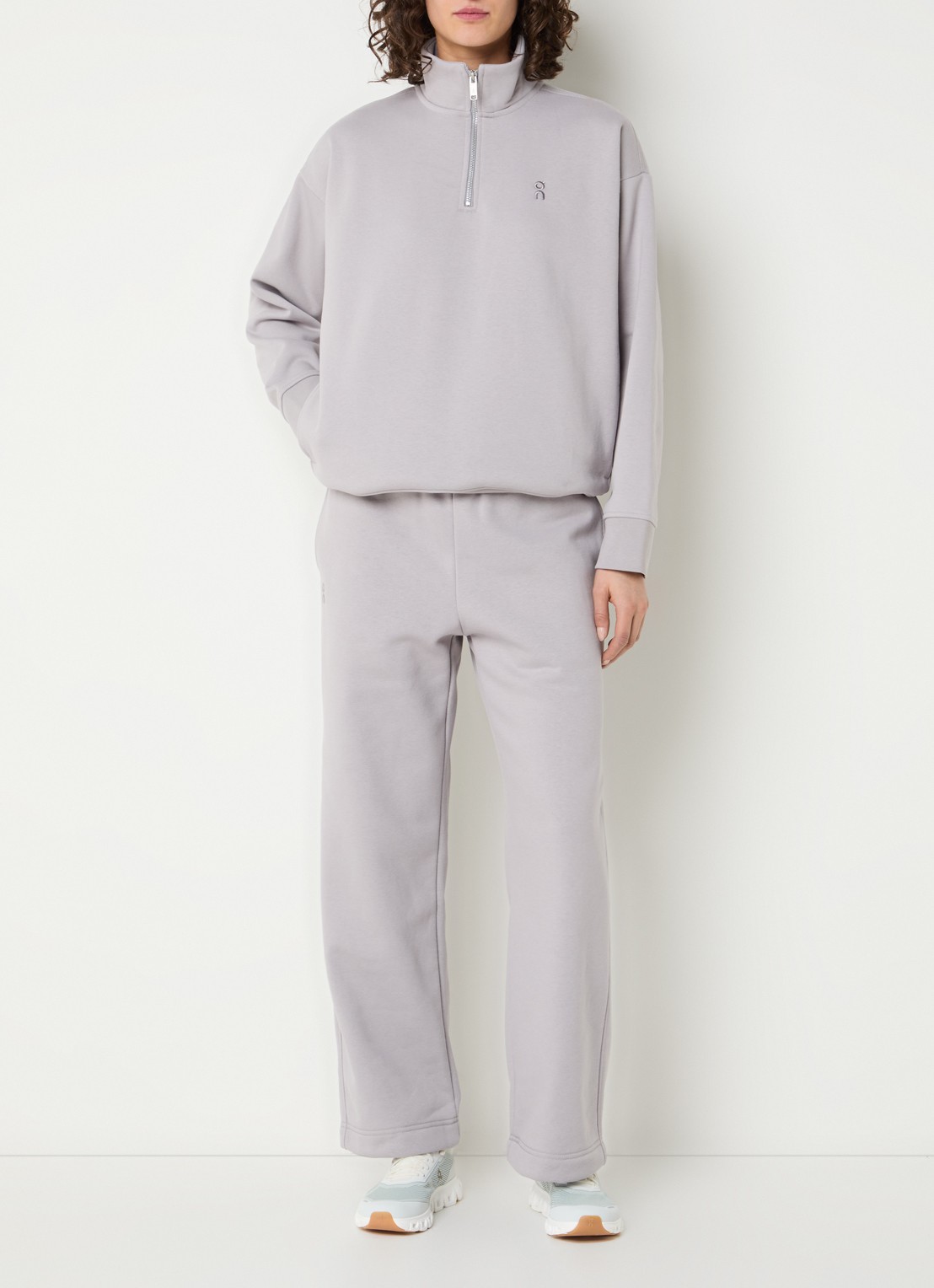 On Club Collective sweater met halve rits - voorkant 3 taupe