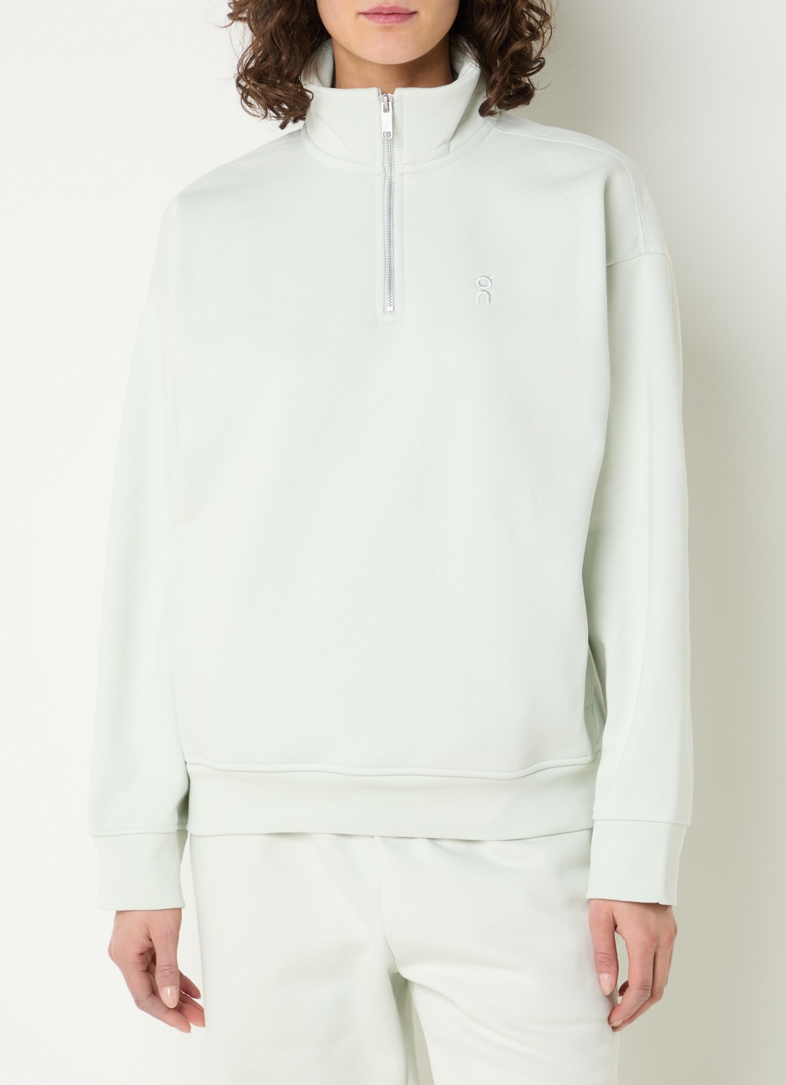 On Club Collective sweater met halve rits - detail 2 lichtgroen
